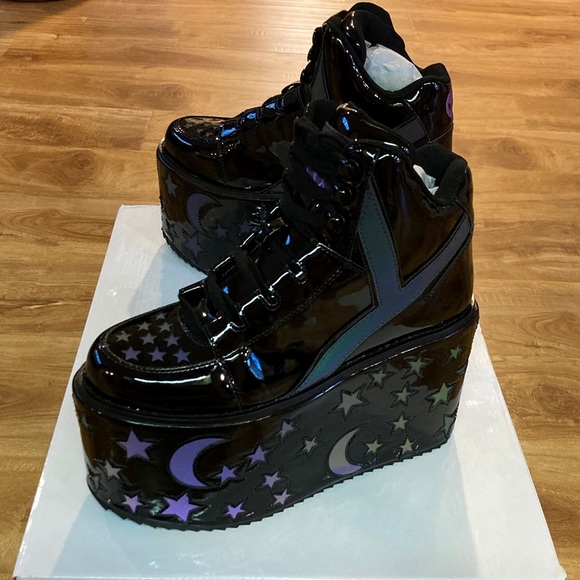 Qozmo Moon & Star Platform in Black Reflective - Picture 6 of 7